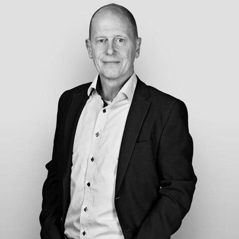 Carl Okkels startede i forsikringsbranchen i 1984. Ud over at have arbejdet mange år som assurandør, har jeg også arbejdet som skademedarbejder.